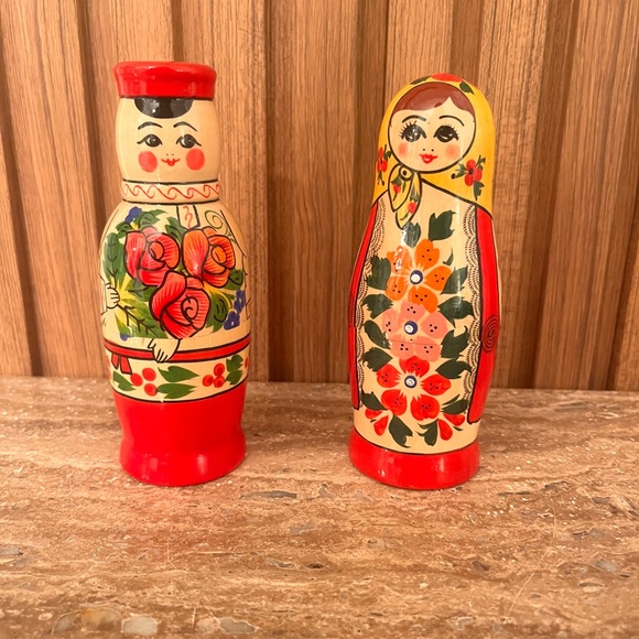 Russian Matryoshka Style Dolls Salt & Pepper Shakers Wood Handmade Russia 5.5" - Picture 1 of 9
